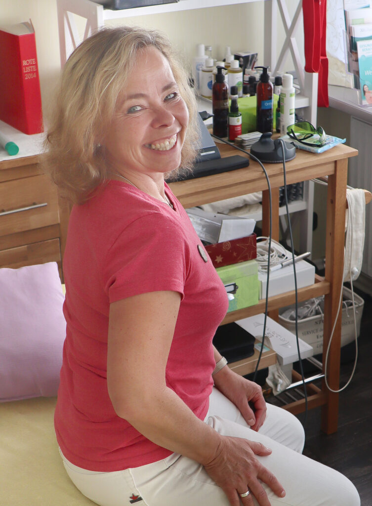 Anke Fricke in ihrer Praxis